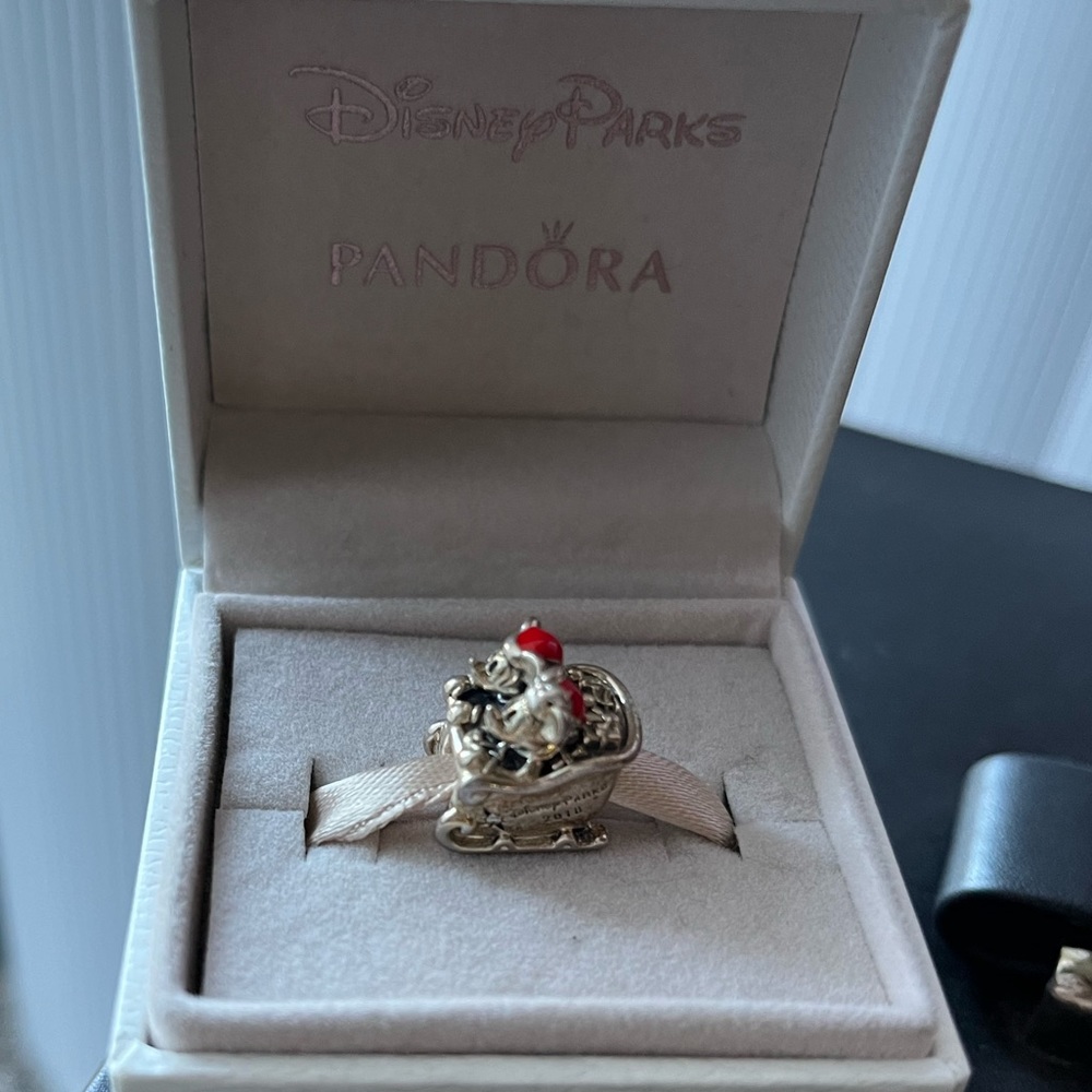 disney parks 2018 mickey and minnie christmas pandora charm